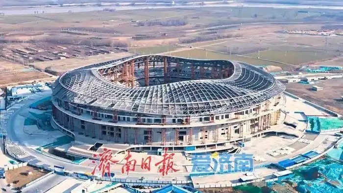 鲁媒:戴上1.6万吨“钢铁巨冠”,黄河体育中心球场完成屋盖施工
